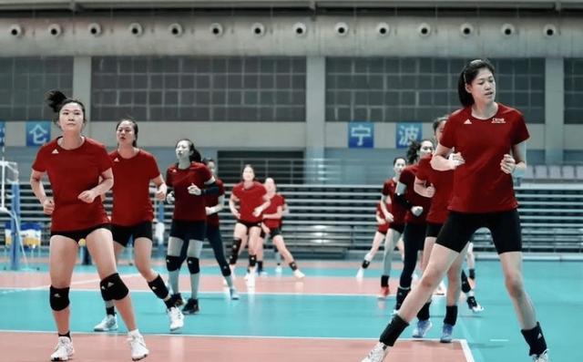 中国女排回归首秀大放异彩，国乒主场球迷高呼名字